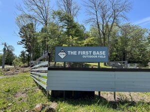 THE FIRST BASE OUTDOOR FIELD の入口サイン